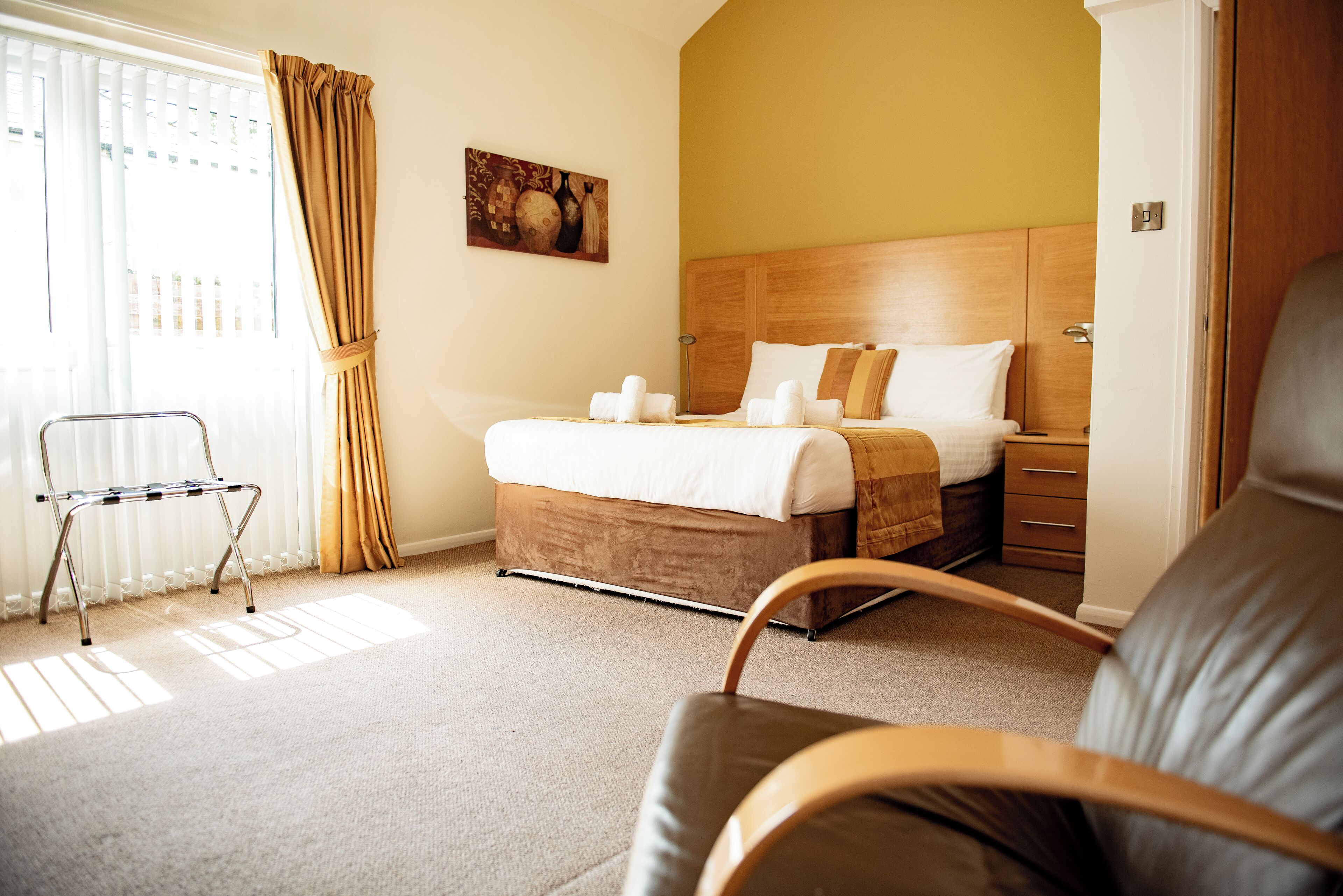 Tabla de planchar con plancha, wifi gratis y ropa de cama 