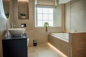 Superior-rum (Courtyard Suite) | Badrum | Dusch, gratis toalettartiklar, hårtork och handdukar