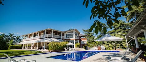 Piscina externa, funciona das 7h às 22h, espreguiçadeiras