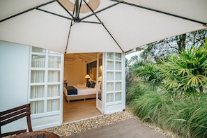 Standard Double Room, 1 Queen Bed, Pool View (First Level) | Egyptian cotton sheets, premium bedding, down comforters, pillowtop beds - Casa Hotel El Triangulo (La Tebaida)