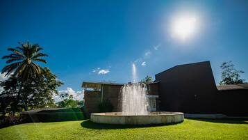 Vista frontal de la propiedad