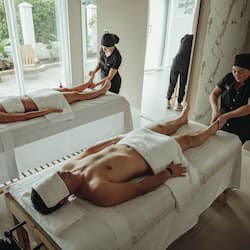 Salas de tratamiento para parejas, un sauna, baño turco