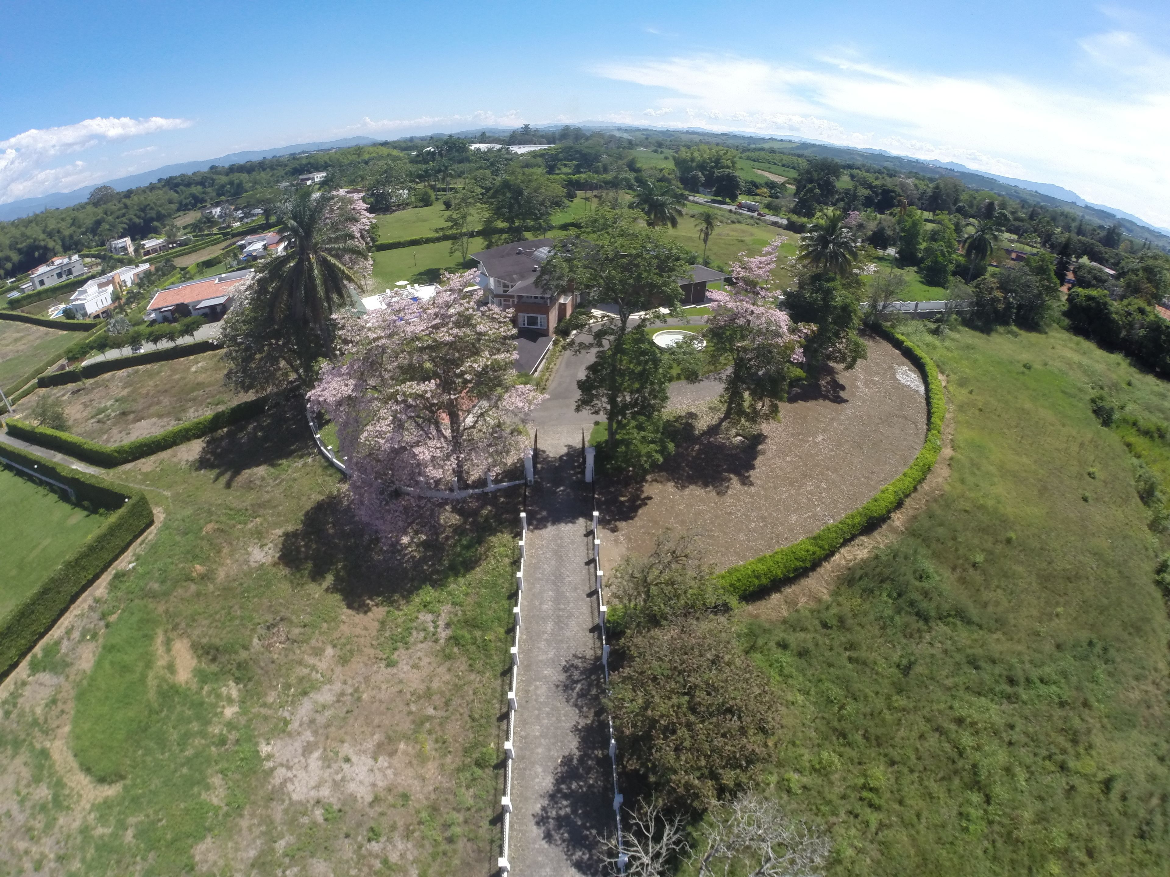 Vista aérea de una zona residencial con casas, carreteras y espacios verdes.