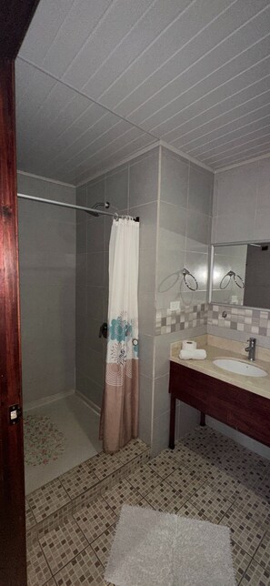 Blackout curtains, free WiFi, bed sheets - Hotel Pacandé (Alajuela)