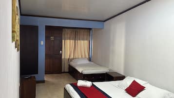 Habitación cuádruple Confort, varias camas | 1 dormitorio, cortinas opacas, wifi gratis y ropa de cama