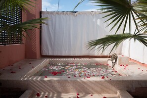 Outdoor spa tub - Riad Lhena (Marrakech)