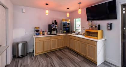 Freer Executive Inn and Studios
