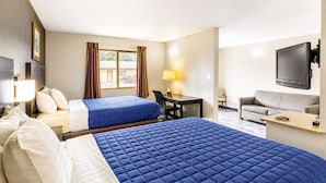 Une chambre d’hôtel avec deux lits, un bureau, un canapé, une télévision et une fenêtre avec des rideaux.