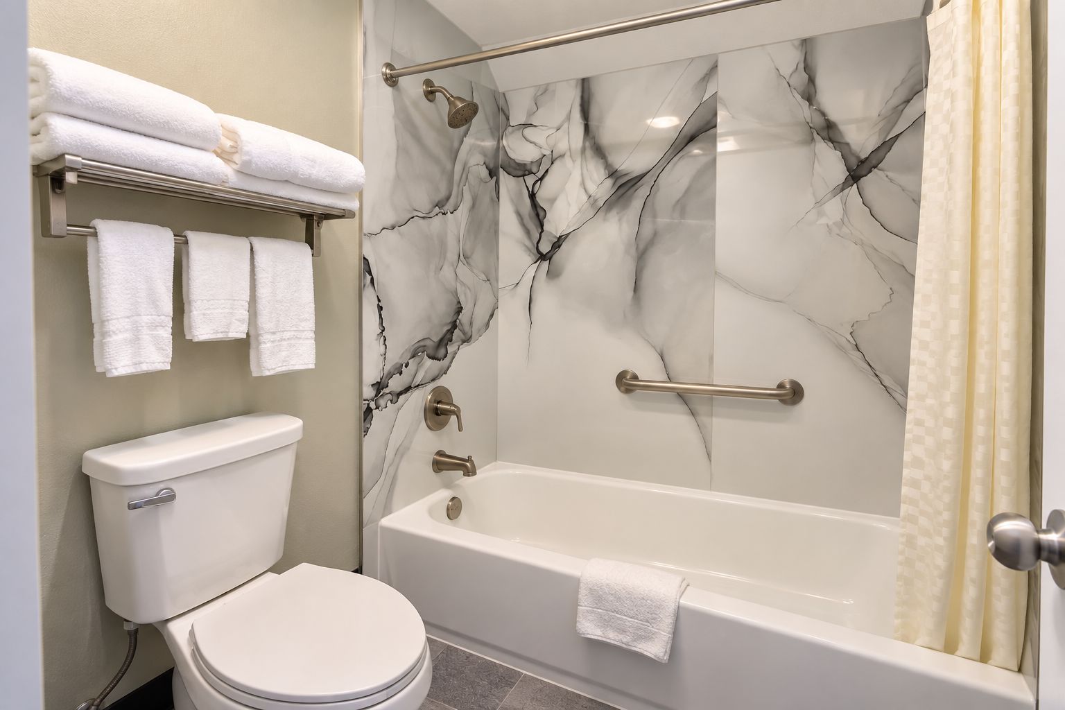 Un baño con inodoro, bañera y zona de ducha.