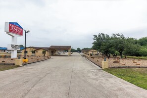 Front of property - Freer Executive Inn and Studios (Freer)