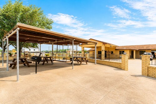 Freer Executive Inn and Studios