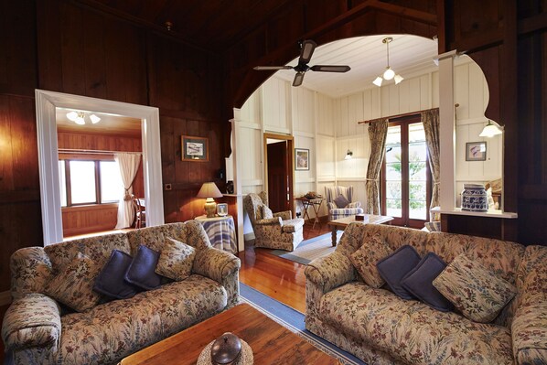 Classic House, 3 Bedrooms, 2 Bathrooms, Sea Facing | Lobby - Christian's of Bucks Point (Norfolk Island)