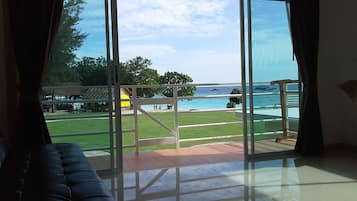 Sea Breeze room | In-room safe, desk, bed sheets