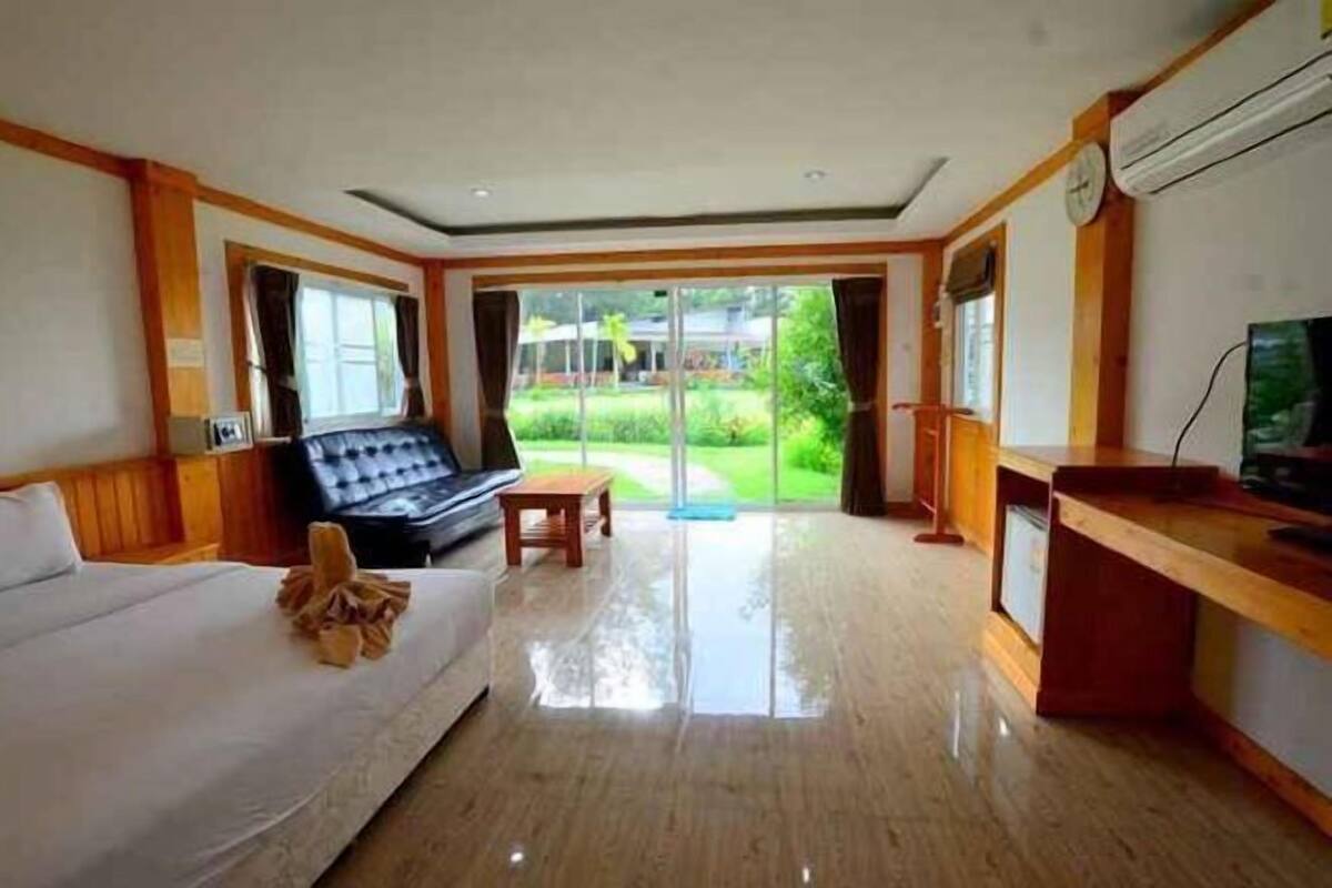 Cofres nos quartos, escrivaninha, roupa de cama