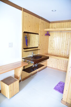 Garden view room | In-room safe, desk, bed sheets