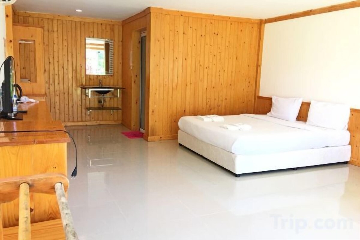 In-room safe, desk, bed sheets