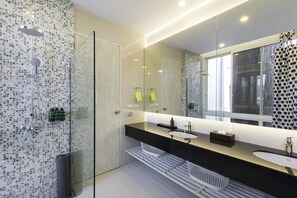 Villa, 2 Bedrooms, Private Pool (Basement Floor) | Baño | Ducha y cabezal de ducha con hidromasaje