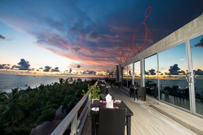 Outdoor dining - VIlla Thawthisa (Unawatuna)