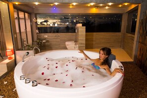 Combined shower/bathtub, rainfall showerhead, free toiletries, bathrobes - VIlla Thawthisa (Unawatuna)