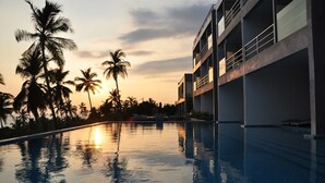 2 outdoor pools, pool loungers - VIlla Thawthisa (Unawatuna)
