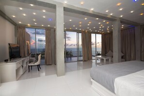 Minibar, in-room safe, desk, iron/ironing board - VIlla Thawthisa (Unawatuna)