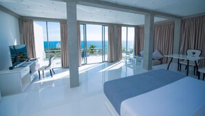 Minibar, in-room safe, desk, iron/ironing board (on request) - VIlla Thawthisa (Unawatuna)