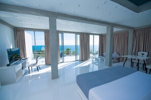 Minibar, in-room safe, desk, iron/ironing board - VIlla Thawthisa (Unawatuna)