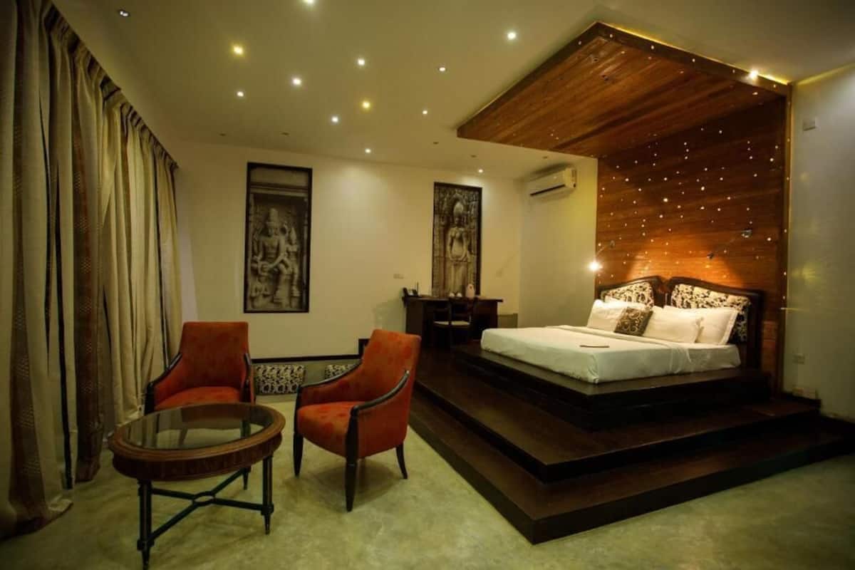 Villa de lujo, vistas al mar | Minibar, caja fuerte, escritorio y tabla de planchar con plancha