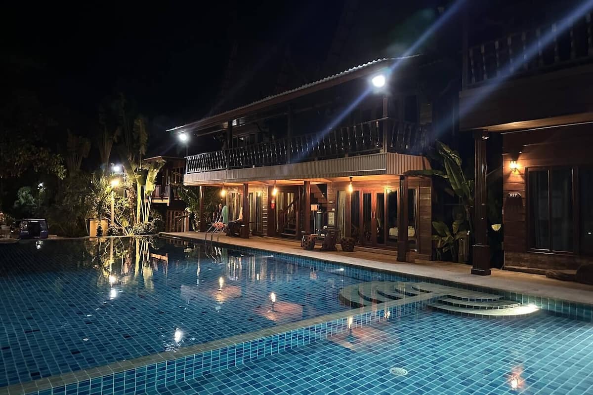 Deluxe Thai Pool View | Una cassaforte in camera, una scrivania, Wi-Fi gratuito