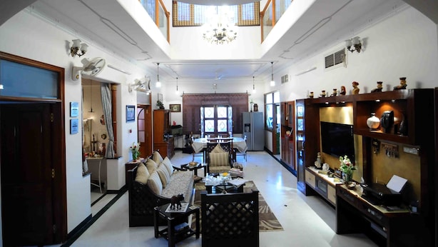 A spacious living room with a high ceiling, a dining area, and a kitchen. - Jaipur Friendly Villa (Jaipur)