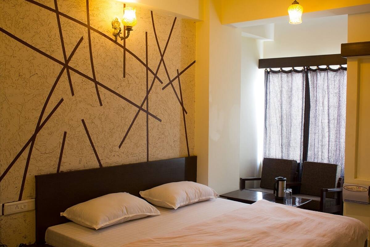 Premium bedding, desk, soundproofing, rollaway beds