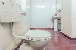 Standardzimmer | Badezimmer | Dusche, kostenlose Toilettenartikel, Handtücher