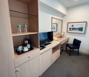 Desk, blackout drapes, free WiFi, bed sheets - Sendale Tainan Science Park Hotel (Tainan)