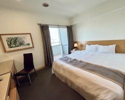 Chambre Double Confort | Bureau, rideaux occultants, Wi-Fi gratuit, draps fournis