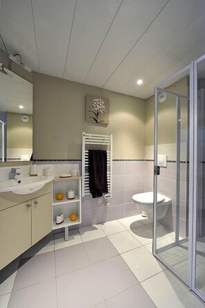 Dusche, kostenlose Toilettenartikel, Handtücher