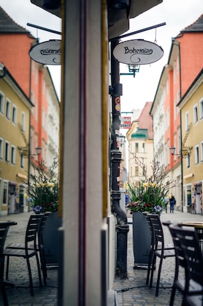 A street view with a restaurant named "Bohemian" and a sign for "Hotel Donner."