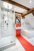 Bañera profunda, artículos de tocador de diseñador, secador de pelo