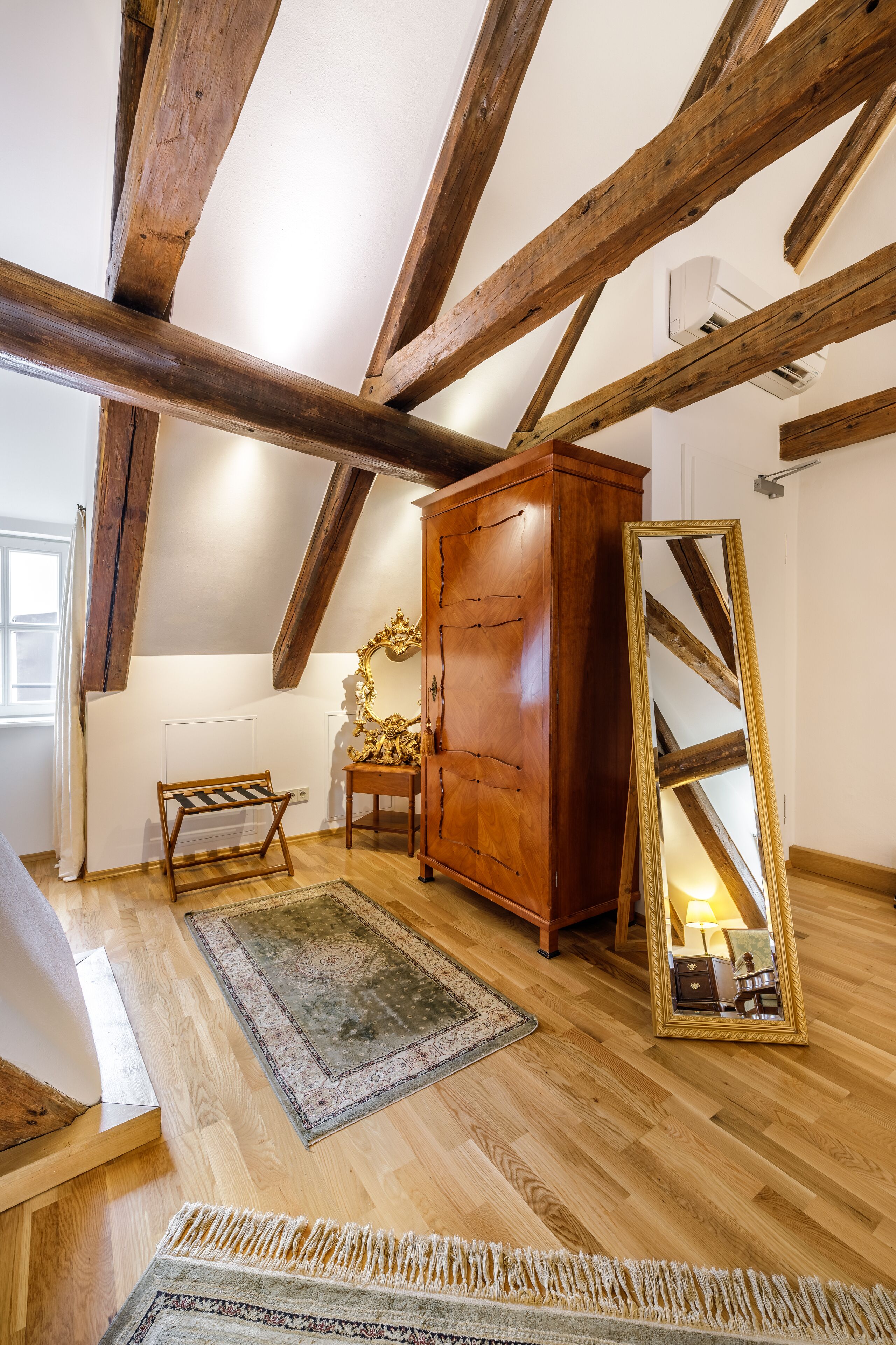 suite | living area | flat-screen tv