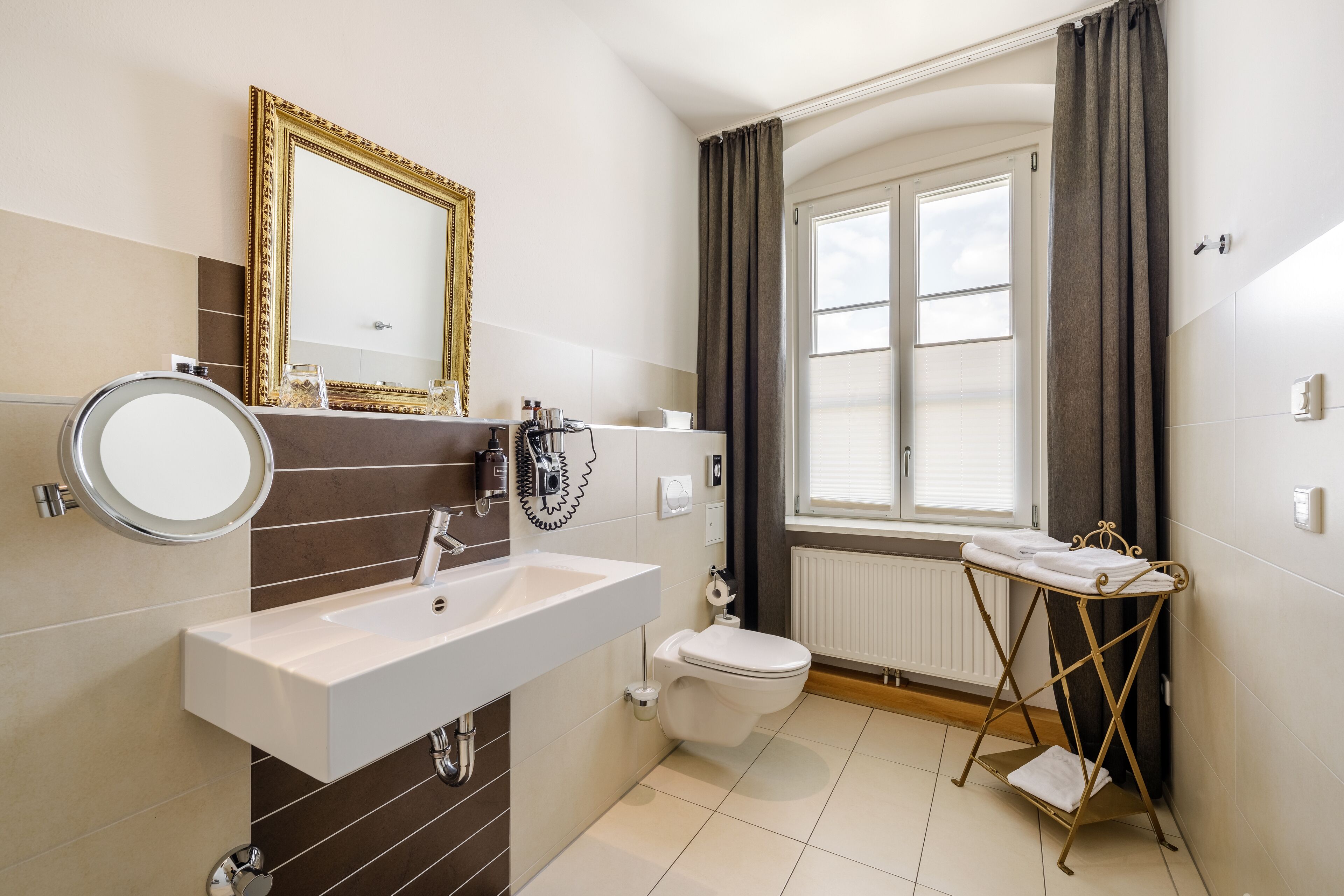 comfort double room | bathroom | deep-soaking bathtub, designer toiletries, hair dryer, towels