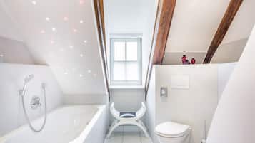 Suite | Badezimmer | Komfortbadewanne, Designer-Toilettenartikel, Haartrockner, Handtücher