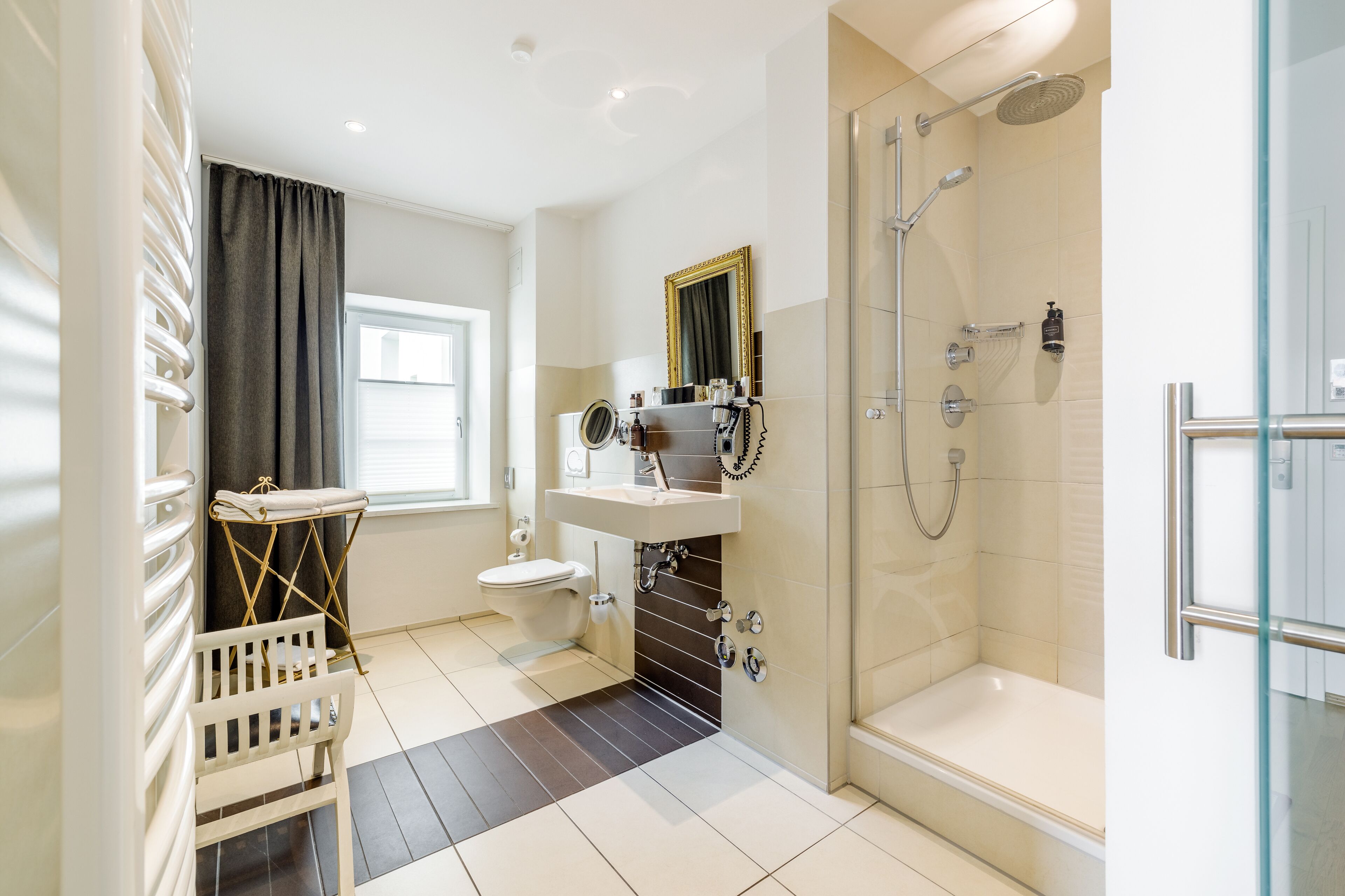 Une salle de bain moderne équipée d’une douche, de toilettes et d’un lavabo.