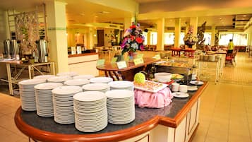2 restaurants, dinner served, international cuisine