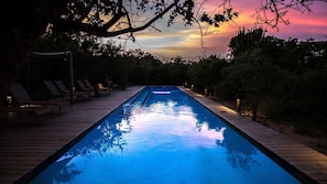 Piscina a l'aire lliure i gandules