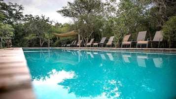 Piscina all'aperto, lettini