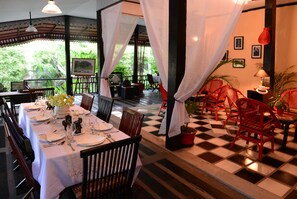 Phục vụ bữa sáng, bữa trưa và bữa tối