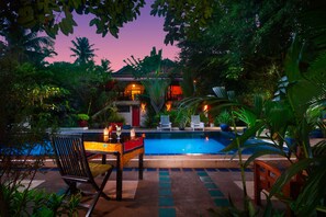 Outdoor pool, an infinity pool, pool loungers - The Cockatoo Nature Resort & Spa (Siem Reap)