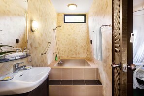 xxxDeluxe Double Room | Badeværelse | Kildevandsbad, brusehoved med spredningseffekt, gratis toiletartikler