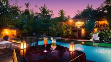 Alberca al aire libre, alberca infinita y camastros