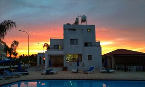 Boendets fasad - kväll/natt