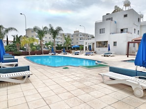 Seasonal outdoor pool, pool umbrellas, pool loungers - Maricosta Hotel Apartments (Paralimni)